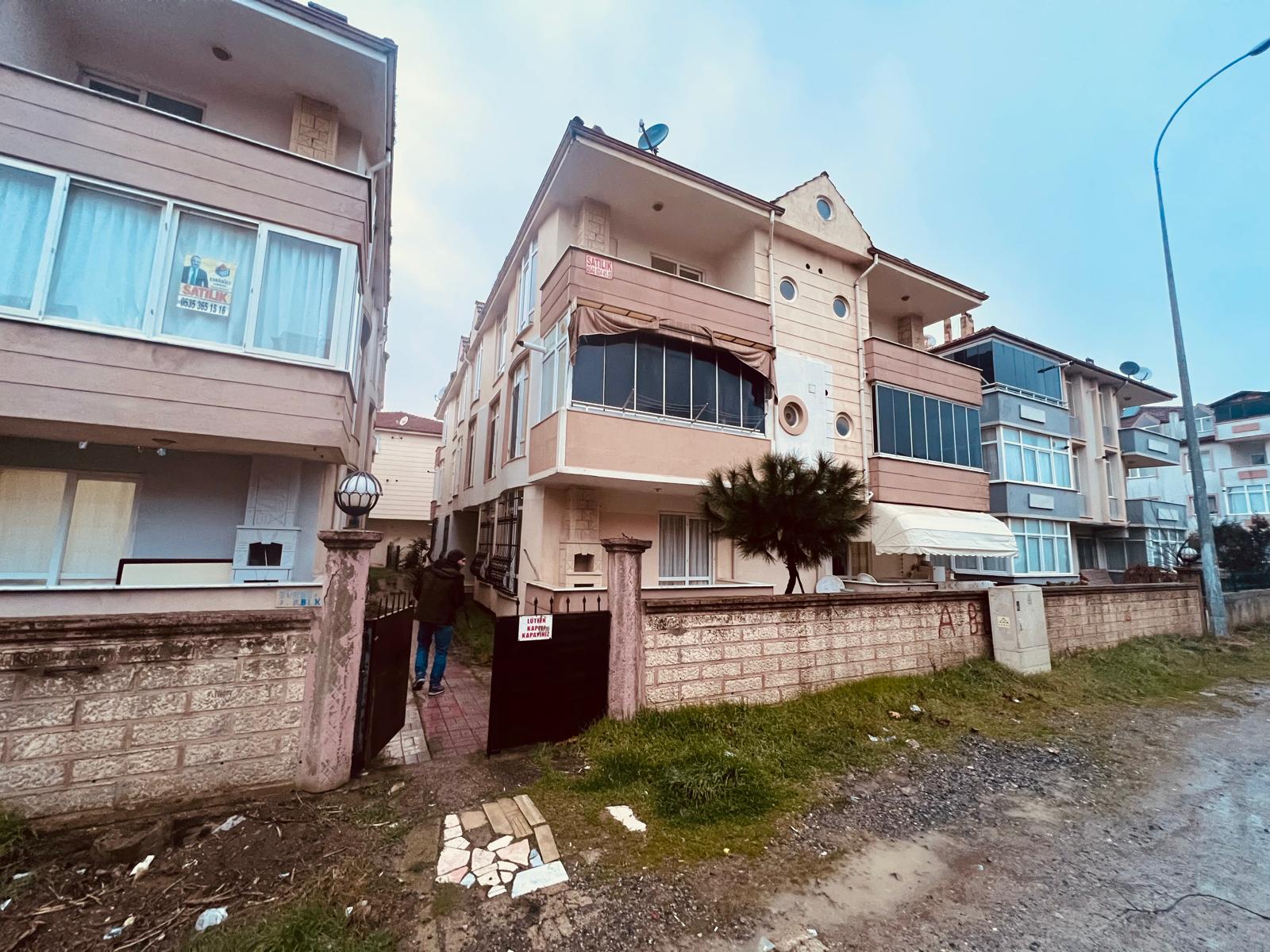 DENİZE 50 METRE MESAFEDE PETEKLİ EŞYALI 2+1 DAİRE