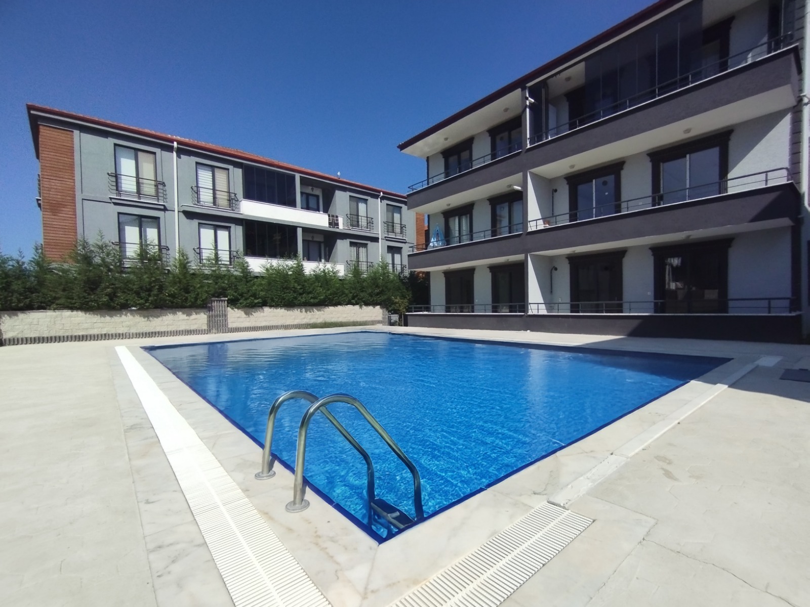 KABAKOZ MAHALLESİNDE HAVUZLU 3+1 ANKASTRE SETLİ DAİRE